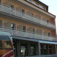 ２階建てのこじんまりしたホテル