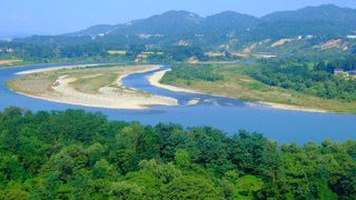 眼下に雄大な信濃川と越後三山を望む展望台はおすすめ
