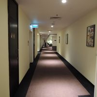 部屋（ホテルの入り口からすぐの部屋）から廊下の奥を撮影。