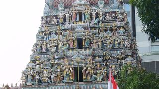 内部見学も可能、熱心な信者で溢れている