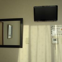 テレビは壁に掛かってました