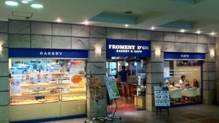 改札の中にあるコーヒーとパンのお店