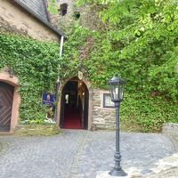 門からフロントへ向かう石畳です。昔は馬車が・・。今はトラック