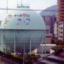 ガスタンクにも「やっさ踊り」の絵が描かれています。