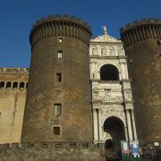円筒状の塔の城壁で囲まれた美しいお城