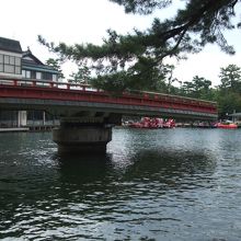 船が通るために廻旋橋の橋が廻っているところ