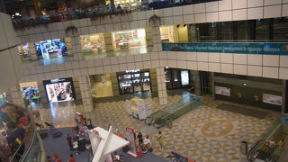 富の噴水を囲う大きなショッピングセンター