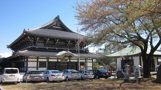 新しくて大きな建物