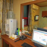 部屋にウォターサーバ、パソコンがあります