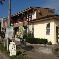 海から宿に至る道の前の景色