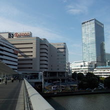 日産側からの眺め