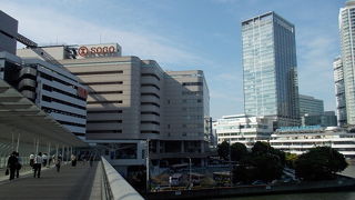 横浜そごうと日産グローバル本社を結ぶ