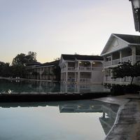 早朝のテラスからウォーターエッジルーム沿いに。