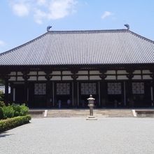 正門の南大門をくぐると正面に金堂が見えます。