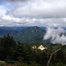 男体山の頂上からの太郎山