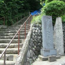 ここから始まる長〜い石段