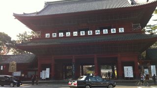 東京タワーと増上寺。どちらも芝の定番の景色です。