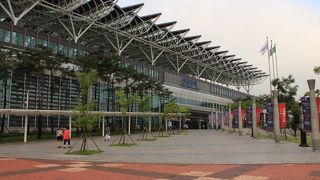 駅舎はモダン、アクセスは悪いです