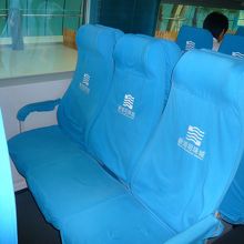 こちらが普通席。3人掛けｘ2列です。