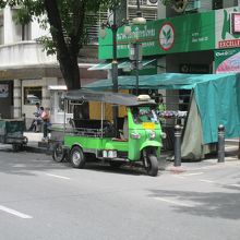 バンコクには、この緑色のトゥクトゥクが多くなりましたね