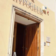 民家の中にポツリとあります