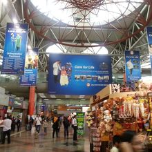 駅のコンコース。混雑してます。