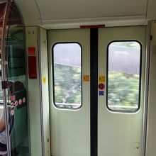 ドアはボタンで開きます