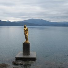 湖岸より一段高い道路の歩道からのたつこ全景です。