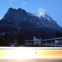 リビングの窓から見えたアイガーの朝焼け