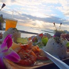 料理と夕陽を同時に楽しめることがこの店の醍醐味。