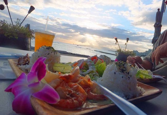 料理と夕陽を同時に楽しめることがこの店の醍醐味。