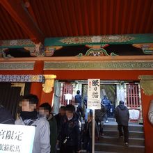 実際はこのサイズ。看板の「頭上」を見落とし、階段へ向かった。