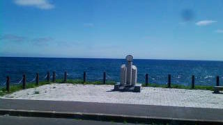 海岸線(道路)にモニュメントが・・記念石碑は別場所に・・