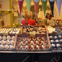 おいしそうなお菓子屋さん。味は･･･