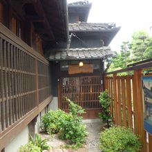 入り口は脇です