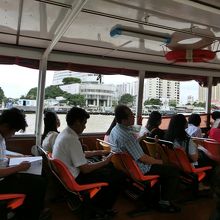 川面を渡る風を受けながらチャオプラヤー川を進む船