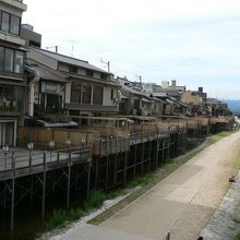 京都の夏の風物詩の一つ鴨川納涼床