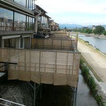 京都の夏の風物詩の一つ鴨川納涼床