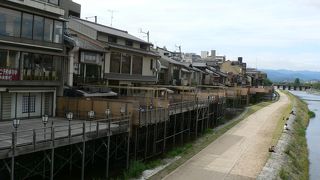 京都の夏の風物詩の一つ鴨川納涼床（のうりょうゆか、のうりょうどこ）