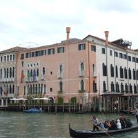 淡いオレンジ色の部分がホテル。入口は右側面の白い側