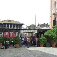 ホテルから出てすぐ右にゴンドラとトラゲットの乗場がある