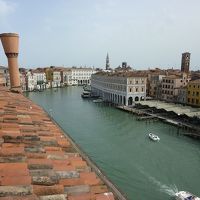 屋上テラスのパノラマの景色。右端に少し見えるのが魚市場