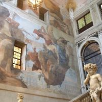 フレスコ画が圧巻の階段ホール