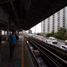 右手の建物はシャングリラ