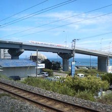 電車からも、陸橋の先に津波で削られた二ツ島がみえました。