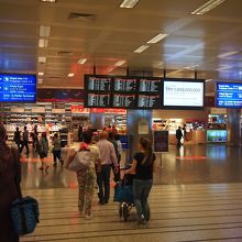 入国審査を抜けたところ。Duty Freeあり。