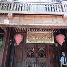 入り口には警備員が