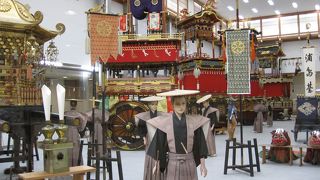 高山祭の屋台を展示