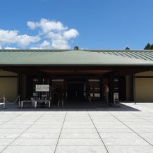 これが、正門の内側にある入口。