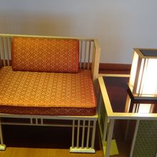 聚楽の間の椅子。　部屋に外光が一切入らないことから赤系の色に